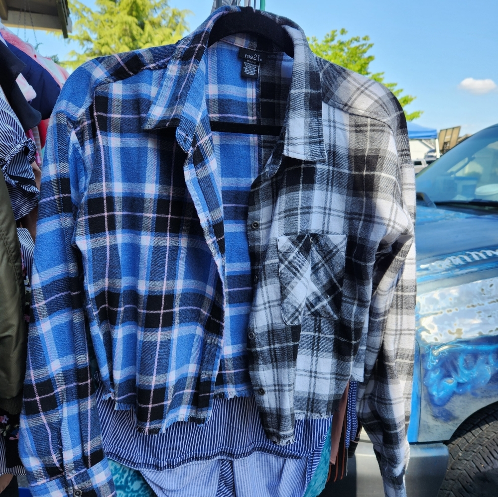 Rue 21 Juniors medium cropped flannel shirt